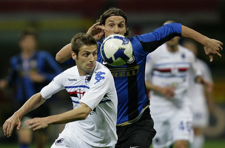 Zlatan Ibrahimovic scorede det eneste mål i opgøret mellem Inter og Sampdoria. Svenskeren kæmper her om bolden med Sampdorias Stefano Lucchini. 