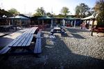 En mand fik sprængt en del af kæben af, da en gerningsmand kastede en håndgranat mod gæster uden for Café Nemoland på Christiania. 