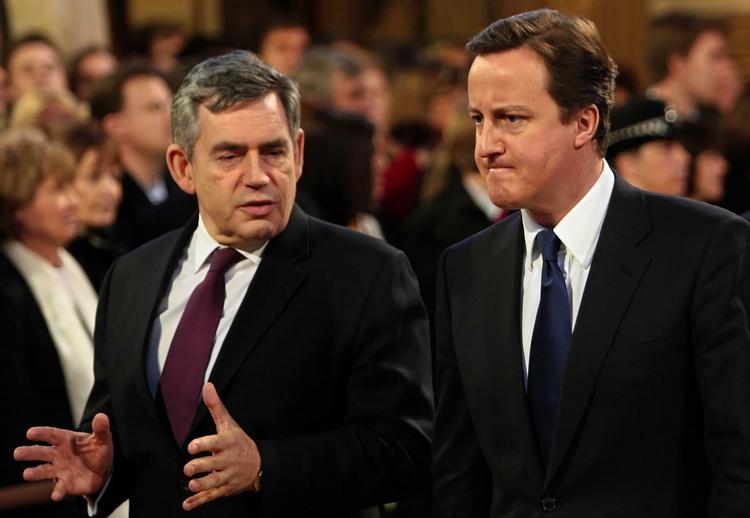 Den britiske premierminister Gordon Brown i selskab med sin rival David Cameron. Ny måling viser, at Cameron lægger fortsat afstand til Labour. 