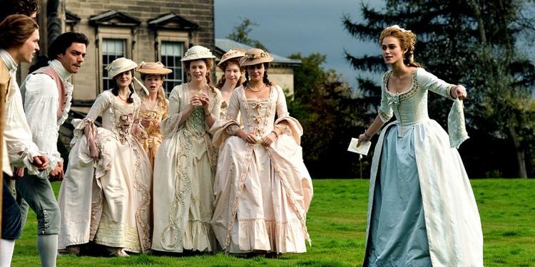 Keira Knightley (th.) spiller hertuginden af Devonshire, der lider af frihedslængsel. Foto: SandrewMetronome 