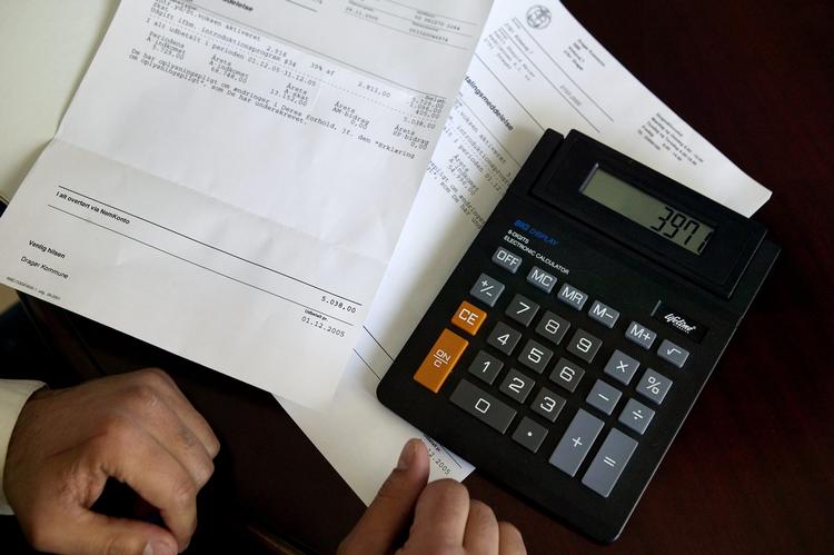 Starthjælpen gør det umuligt at få hverdagsbudgettet til at hænge sammen, mener sagsøger. 
