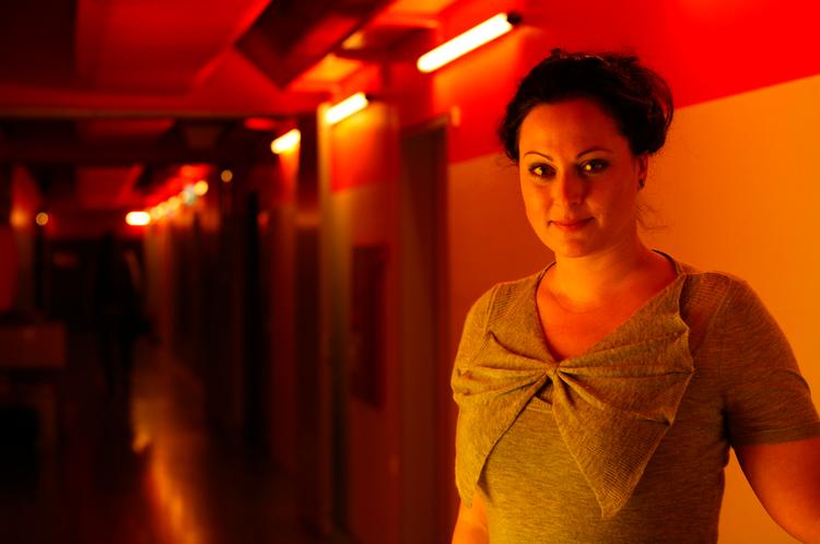 Stéphanie Surrugue, der har været 'Kulturguiden's vært, sagde op samtidig med programtilrettelægger Julie Moestrup. Stéphanie Surrugue vender nu i stedet tilbage til Politikens spalter ved årsskiftet. Foto: Niclas Nordenstrøm/DR 