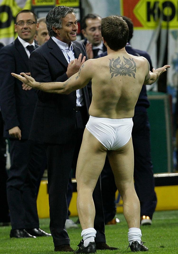 Det er José Mourinho til venstre og Antonio Cassano til højre. I de hvide underbukser. 