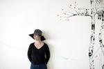 »Mennesker er mærkelige og  håbløst gennemsigtige«, mener Lærke Winther. Den konstatering er blevet hendes arbejdstese som skuespiller. Foto: Peter Hove Olesen 