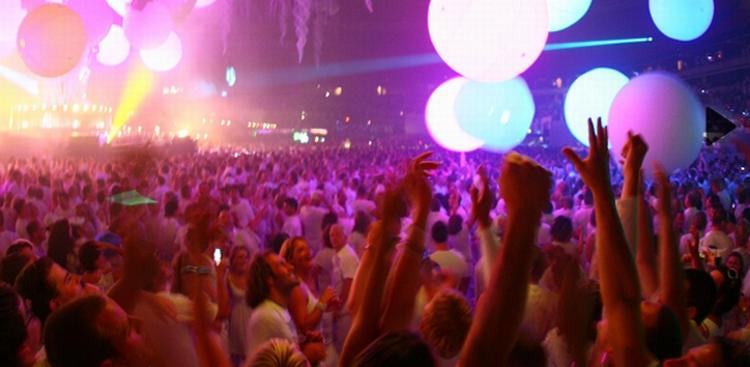 Festen Sensation White samler lørdag aften 27.000 i Parken. Arkivfoto 
