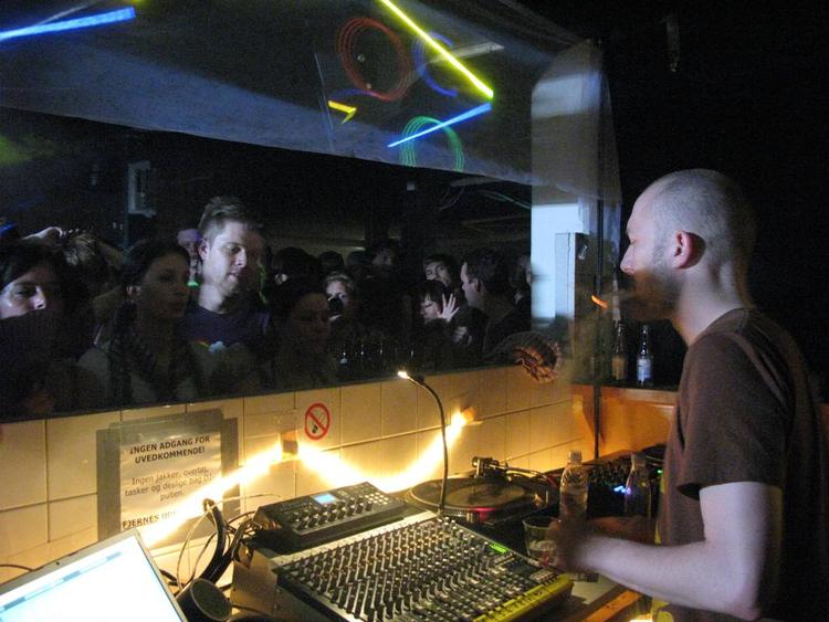 DJ Paul Kalkbrenner ved pulten på Kødboderne 18. 