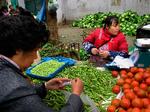 På et marked i den kinesiske provins Sichuan kan man købe chili i alle tænkelige varianter. Chili er en vigtig del af det regionale køkken – kineserne mener, at det fugtige klima i regionen skal 'dampes væk' med chili. Sichuan- køkkenet er så godt som ukendt i Danmark. 