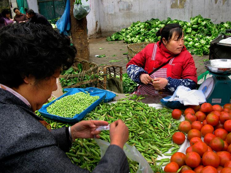 På et marked i den kinesiske provins Sichuan kan man købe chili i alle tænkelige varianter. Chili er en vigtig del af det regionale køkken – kineserne mener, at det fugtige klima i regionen skal 'dampes væk' med chili. Sichuan- køkkenet er så godt som ukendt i Danmark. 