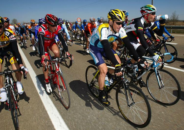 Lance Armstrong er klar til nye pedaltråd på landevejene efter sin operation for fire brud på kravebenet. Arkivfoto. 