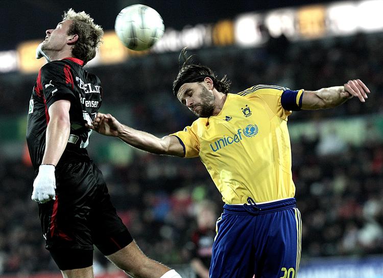 Brøndbys anfører Stefan Gislason (th.) gik ikke i vrede fra omklædningsrummet efter at være blevet sat på bænken mod FCN. Det er det pure opspind, siger Kent Nielsen. Arkivfoto. 