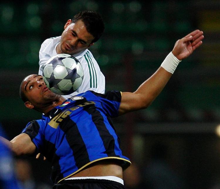 Adriano ses her i den Inter-trøje, som han nok ikke længere skal regne med at få penge for at trække over hovedet. Arkivfoto. 