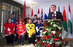 Verdensmesterskaberne  i ishockey i Schweiz blev officielt  åbnet i går af IIHF’s præsident, Rene  Fasel. Drenge havde taget opstilling iklædt spilledragter fra nogle af  de deltagende lande.  Foto: AP/Keystone, Marcel Bieri 