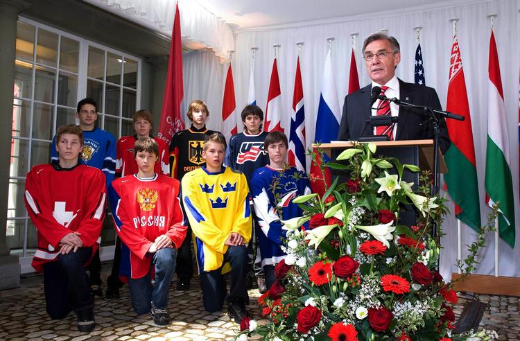 Verdensmesterskaberne  i ishockey i Schweiz blev officielt  åbnet i går af IIHF’s præsident, Rene  Fasel. Drenge havde taget opstilling iklædt spilledragter fra nogle af  de deltagende lande.  Foto: AP/Keystone, Marcel Bieri 