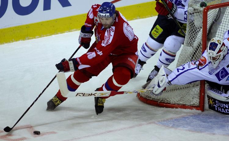 Danskerne må ikke blive alt for benovede over den tjekkiske stjerne, Jaromir Jagr, for så kan det for alvor gå galt i dagens VM-åbningskamp for Danmark. Arkivfoto. 
