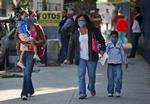 I nærheden af et hospital i Mexico City passer borgerne godt på ikke at blive smittet med den farlige svineinfluenza. 