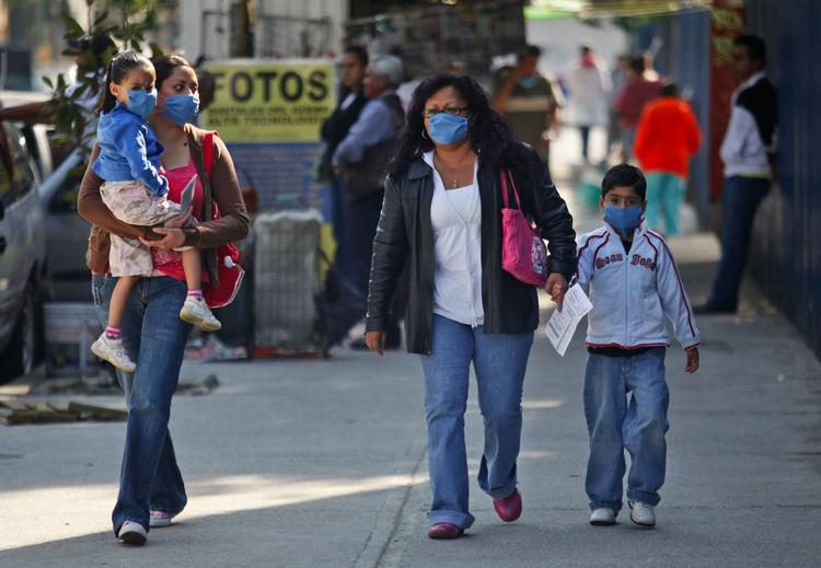 I nærheden af et hospital i Mexico City passer borgerne godt på ikke at blive smittet med den farlige svineinfluenza. 