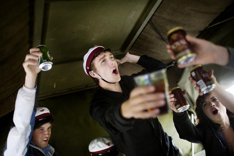 Alkohol og fester spiller en alt for stor rolle på landets gymnasier, mener rektor. Arkivfoto. 
