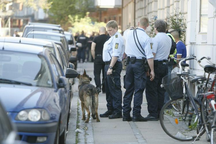 Politiet er mødt talstærkt op på Nørrebro, hvor der igen er blevet skudt. En mand er ramt i ballen. 