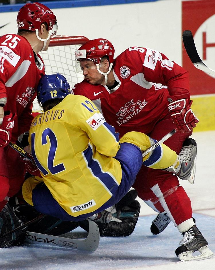 Daniel Nielsen får lov til at se Danmarks første VM-kamp fra tribunen. Arkivfoto. 