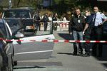 Politiet har afspærret området på Nørrebro, hvor en mand er ramt af skud i ballen. 
