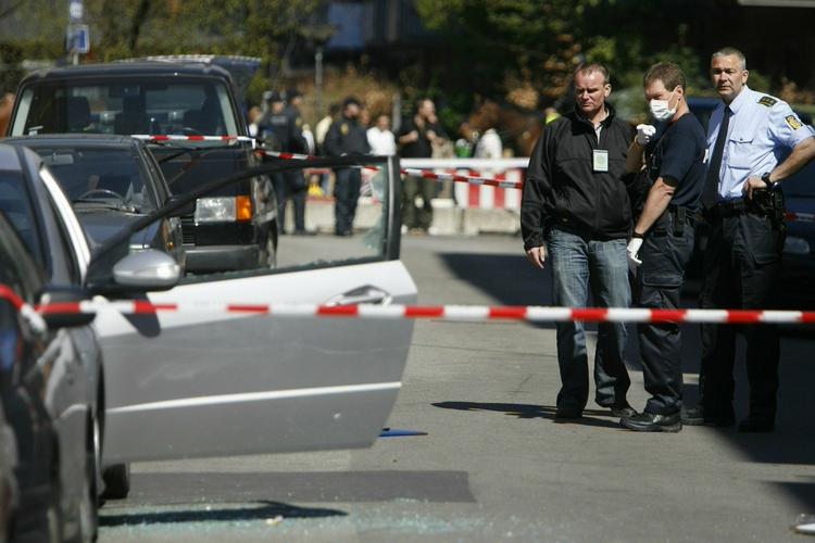 Politiet har afspærret området på Nørrebro, hvor en mand er ramt af skud i ballen. 