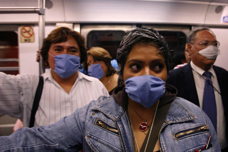 Indbyggere i Mexico City går med masker af frygt for at blive smittet. 