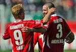 Leon Andreasen (th) jubler efter en scoring for Hannover 96. Arkivfoto. 