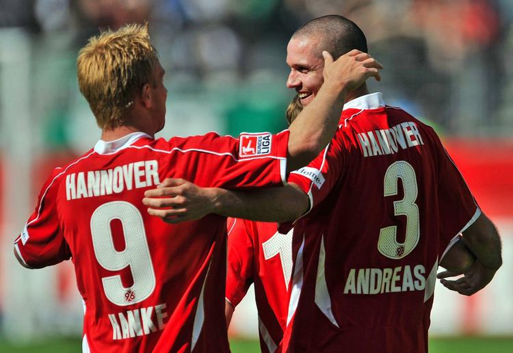 Leon Andreasen (th) jubler efter en scoring for Hannover 96. Arkivfoto. 