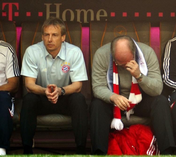 Jürgen Klinsmann (tv.) og Bayern-manager  Uli Hoeness med nedbøjet attitude under Bundesliga-kampen i weekenden mod Schalke 04. Arkivfoto. 