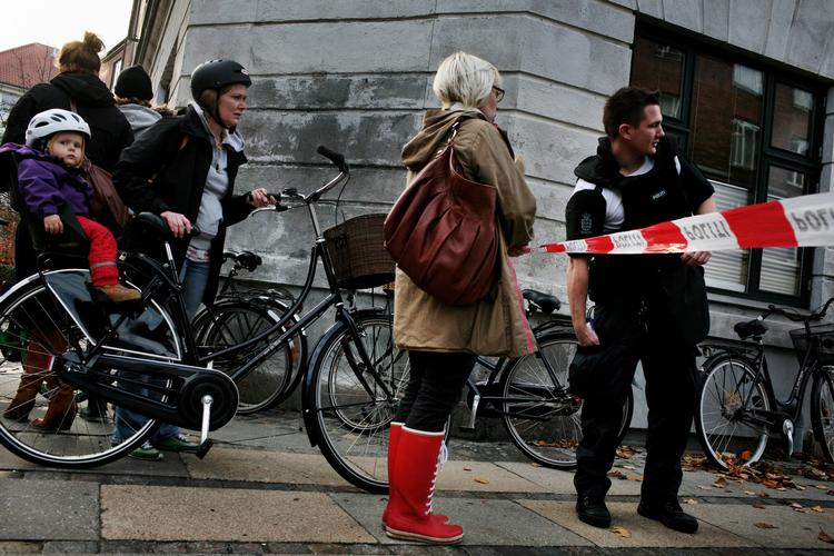 Flere almindelige borgere er blevet skudt i opgøret mellem rockere og indvandrere i København. Her et foto efter en tidligere skudepsiode, hvor borgere kigger på. 