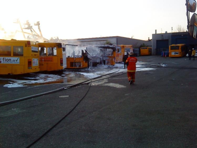 Brandvæsnet fik hurtigt busbrandene under kontrol ved Roskilde i morges. 