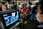 Over hele verden er sundhedsmyndighederne opmærksomme på svineinfluenzaen. Her er det Narita Internationale Lufthavn i Tokyo, hvor en monitor viser kropsvarmen hos de forbipasserende. 