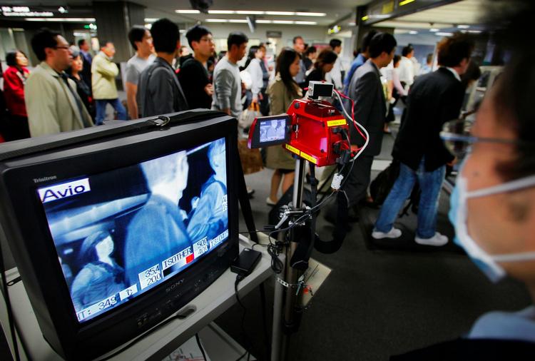 Over hele verden er sundhedsmyndighederne opmærksomme på svineinfluenzaen. Her er det Narita Internationale Lufthavn i Tokyo, hvor en monitor viser kropsvarmen hos de forbipasserende. 