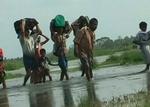 Srilankanske civile på flugt fra området, hvor De Tamilske Tigre er blevet isoleret af hæren. (Arkivfoto) 