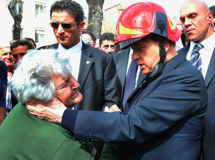 Silvio Berlusconi i L'Aquila to dage efter jordskælvet fandt sted 6. april. 