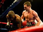 Carl Froch (th) fra England knockouter Jermain Taylor fra USA i de sidste sekunder af titelkampen i supermellemvægt. 