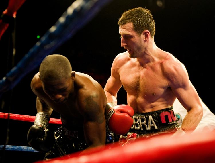 Carl Froch (th) fra England knockouter Jermain Taylor fra USA i de sidste sekunder af titelkampen i supermellemvægt. 