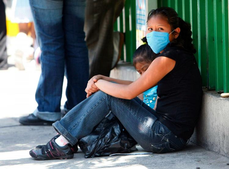 En kvinde venter uden for Ruben Lenoro-hospitalet i Mexico City. Mexico er foreløbig det land, som er hårdest ramt af svineinfluenza. 