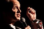 slam. Hvis det i hans levetid lykkes den amerikanske filmprovo John Waters at gøre slam, lurvethed og almindelige degeneration bare én procent mere spiselig, så er hans mission lykkedes. Siger han selv. Han prøvede i Glyptotekets Festsal. Foto: Jacob Ehrbahn 