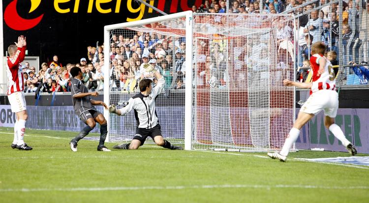 Thomas Augustinussen (nr. 9) gav AaB en perfekt start. Alligevel var det Randers, der løb med sejren i Aalborg. 