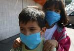 Hiram Diaz, 8, og Adely Diaz, 6, bærer  som mange andre mexicanere masker for at bremse risikoen for   svineinfluenza. 