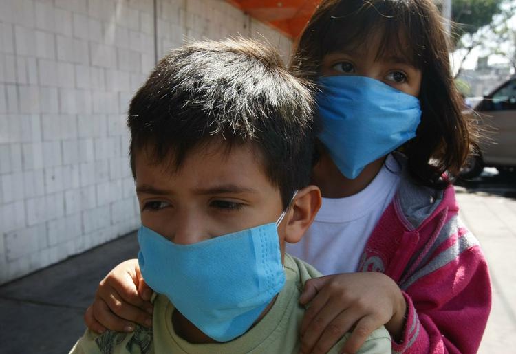 Hiram Diaz, 8, og Adely Diaz, 6, bærer  som mange andre mexicanere masker for at bremse risikoen for   svineinfluenza. 