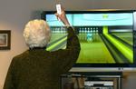 En ældre kvinder spiller bowling. Det er imidlertid Wiis balancebræt, som forskerne vil have de ældre op at stå på. (Arkivfoto) 