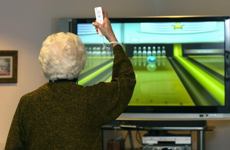 En ældre kvinder spiller bowling. Det er imidlertid Wiis balancebræt, som forskerne vil have de ældre op at stå på. (Arkivfoto) 