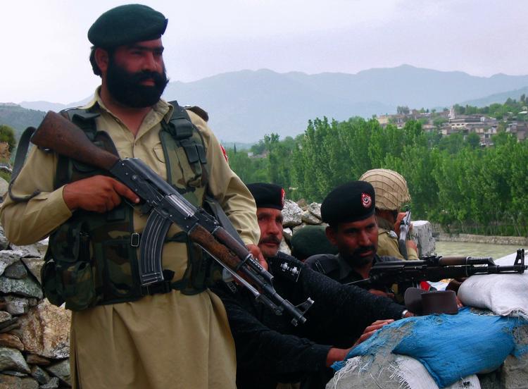 Pakistanske paramilitære styrker i det urolige Lower Dir-distrikt i går. 