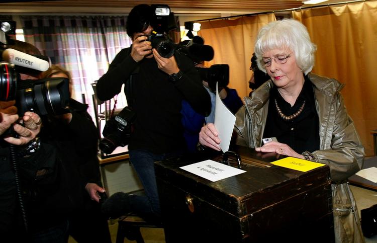 Socialdemokraternes leder, Jóhanna Sigurdardóttir, fortsætter som statsminister i Island efter valget i går. 