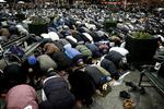 Bedende muslimer på Rådhuspladsen i april 2003. De demonstrerede for fred i Irak. 