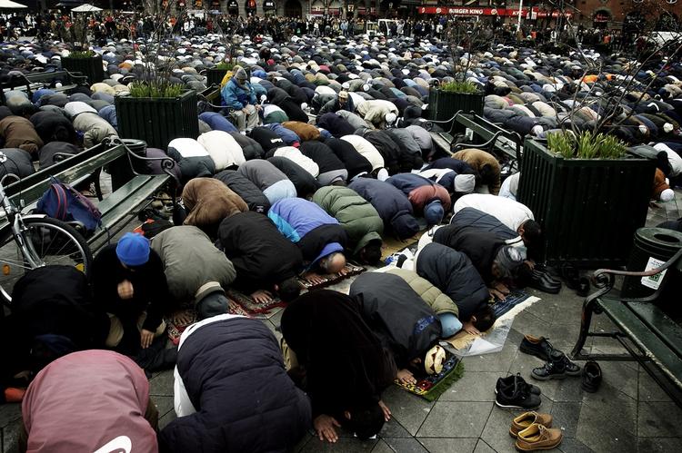 Bedende muslimer på Rådhuspladsen i april 2003. De demonstrerede for fred i Irak. 