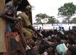 Dette foto er stillet til rådighed for Associated Press af den srilankanske hærledelse og viser soldater, der deler forsyninger ud til civile. 