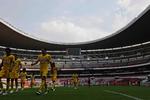 Americas spillere forlader banen på det tomme Aztec Stadium efter første halvleg. 